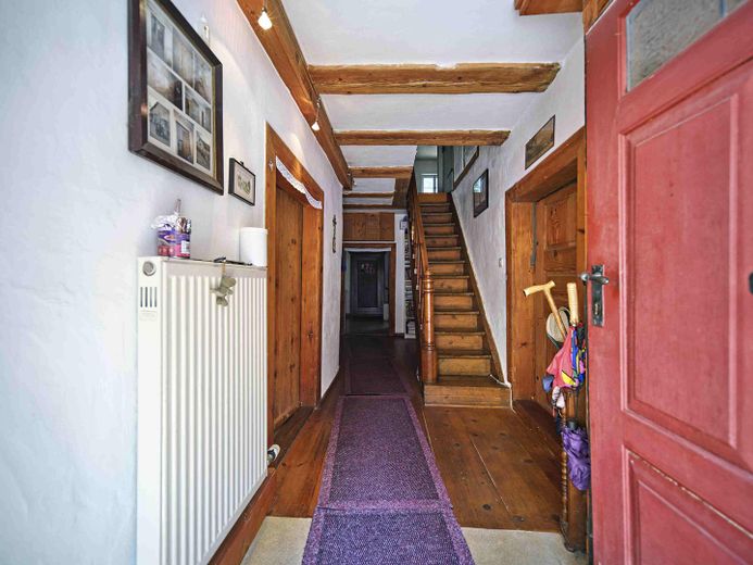 Haus, denkmalgeschützt in Eichstätt, ruhige Lage und doch zentral – Eingangsflur, Treppe ins 1.OG