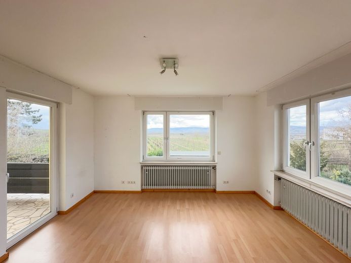 Panorama-Immobilie mit Weitblick: Einfamilienhaus in ruhigem Umfeld! Garten, Garage, Pool! – Kinderzimmer rechts