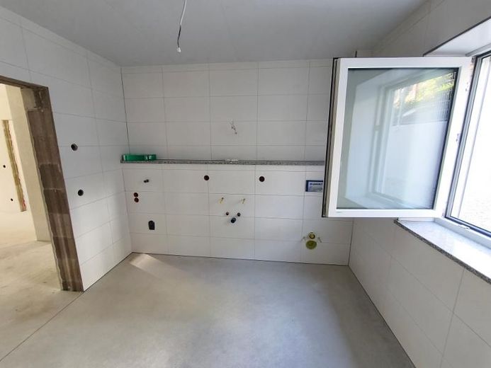 4 Zi. Wohnung (Nr. 3) im EG mit Balkon – Bad mit Dusche, Waschmaschinenanschluss und Fenster Bild 2