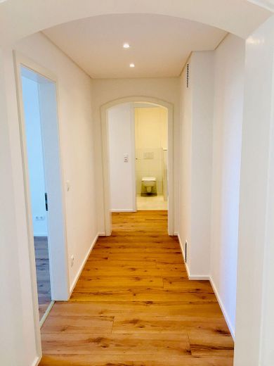 Top renovierte 83 m² Kapitalanlage – über 6 % Mietrendite, Studenten-WG – Der Flur verbindet die Zimmer