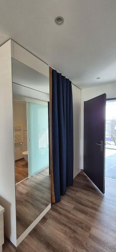 Abstellraum mit Vorhang