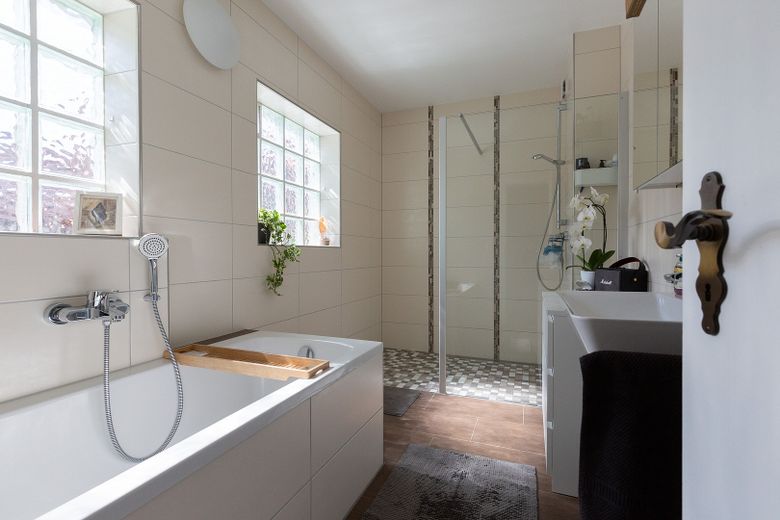 Walk-In Dusche und Badewanne 