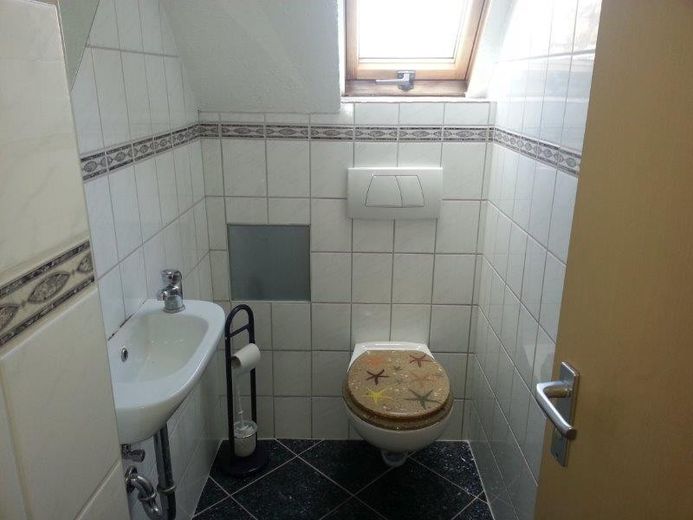 Top-Anbindung & WG-geeignet: Helle 2.5-Zi-DG-Wohnung mit EBK in Stgt-Bad Cannstatt – Toilette
