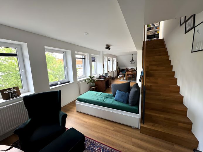 Neuwertige Maisonette-Wohnung mit Küche – Wohnraum