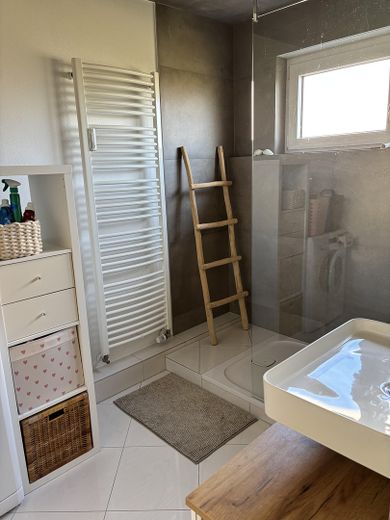 Badezimmer mit Tageslicht