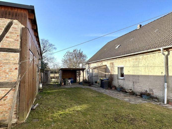HORN IMMOBILIEN + freistehendes Einfamilienhaus mit Nebengebäude und schönem Grundstück, ruhige Lage – Innenhof