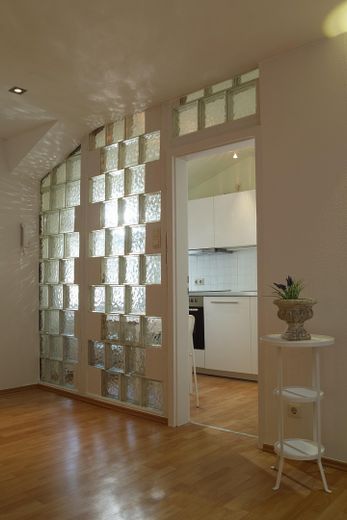 Immeuble d’habitation et commercial entièrement rénové – 2.OG vorn Flur zur Küche 