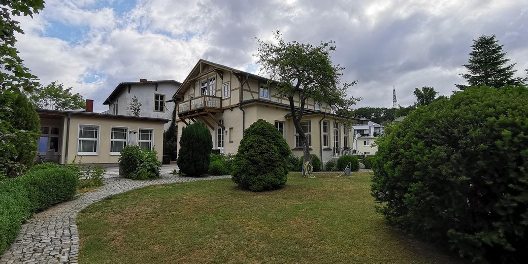 PROVISIONSFREI: Denkmal-Villa & 5 FEWOs | Rendite, Eigennutz o. Baupotenzial auf 1.203 m² – Grundstücksansicht