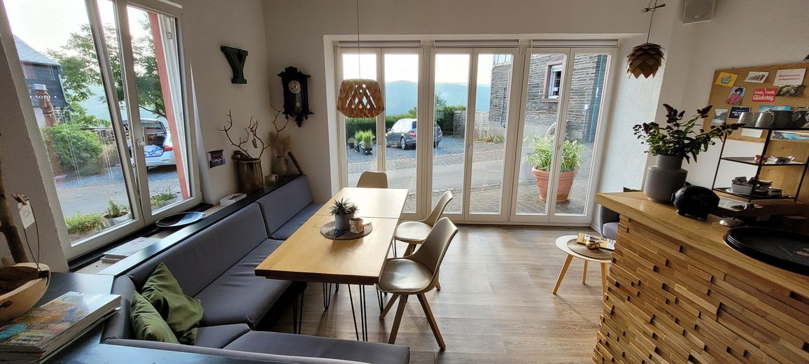 Alojamiento Moselsteig: 6 apartamentos vacacionales, cafetería y vivienda del operador con vistas al Mosela – das Café