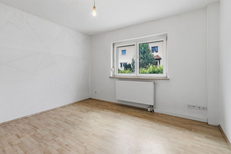 "Schollehaus" gesucht?
Reihenendhaus mit kleinem Garten und Garage – Wohnzimmer