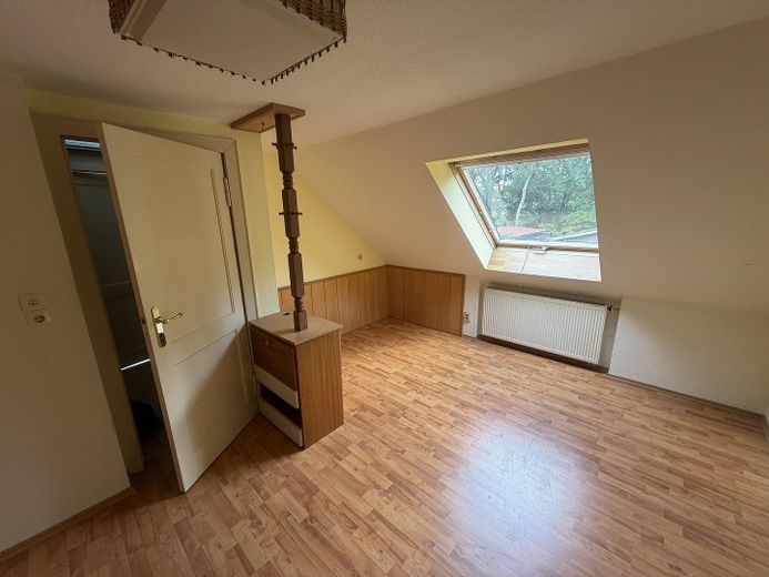 Ländliche Idylle mitten in der Stadt ! Ihr künftiges Zuhause mit herrlichem Garten und 3 Garagen ! – Zimmer 2 DG