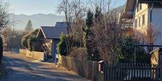Attraktives Grundstück mit Altbestand und Bergblick – Sanierung oder Neubau möglich – Nachbarschaft