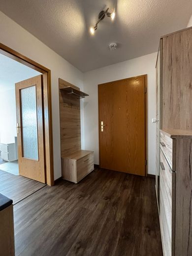 modernisierte/helle und möblierte Dachgeschosswohnung - 1,5 Zi. Küche mit EBK/Wannenbad  - ca. 35m² - zentrumsnah – 260703_ETW_BOS44_Nr.13_005_Flur