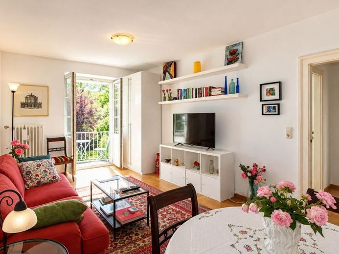 Ihr neues Zuhause in München-Schwabing: Helle 2,5-Zimmer-Altbauwohnung mit Südbalkon – Фотографія 1
