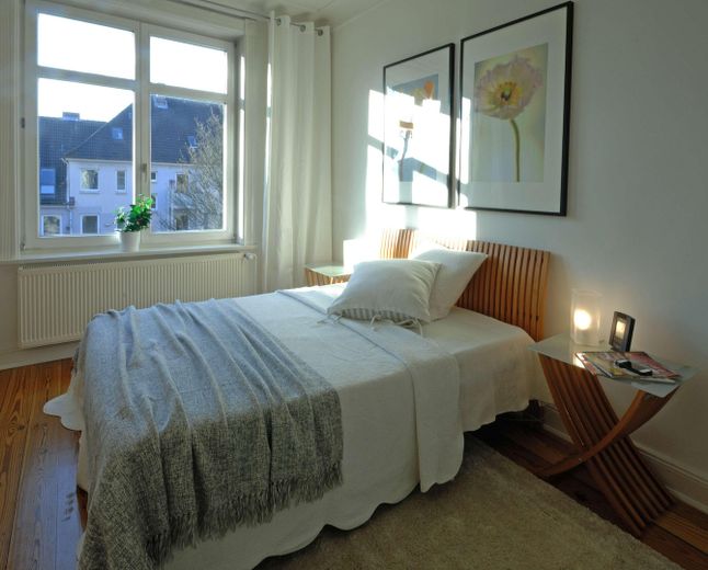 Appartement ancien de 2 pièces avec balcon – entièrement meublé, 57 m² à Winterhude, près du Stadtpark – Schlafzimmer 