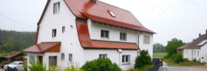 Casa trifamiliare modernizzata con ampio terreno, doppio garage e molteplici possibilità di utilizzo