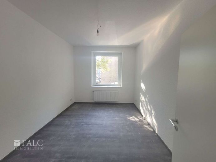 Defensiv im Risiko, offensiv in der Rendite - Top renoviertes MFH mit Arztpraxis und 12 Wohnungen – Wohnung 1. OG
