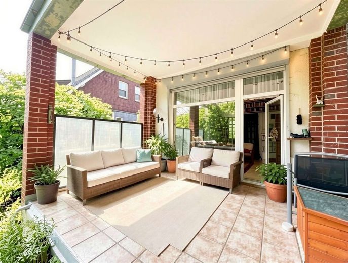 Charmantes Familienhaus mit zwei Wohneinheiten, traumhaftem Garten und großem Entwicklungspotenzial – Terrasse EG