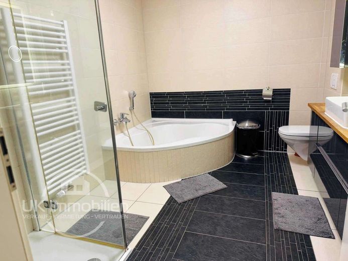 Garten, Ruhe, Lebensqualität - ein Zuhause zum Verlieben + Ähnlich Haus in Haus – Badezimmer