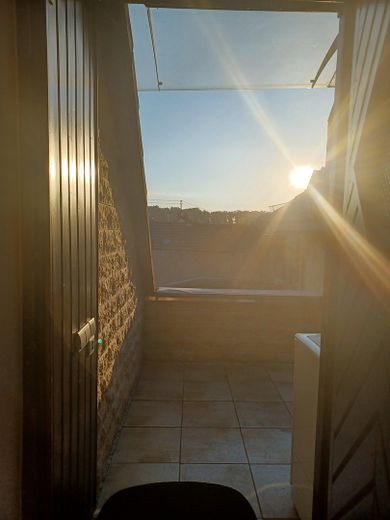 Klimatisierte mod.lichtdurchfl.DG-Whg. Pelleto+PV-Anlage,unverb.FERNSICHT+3-Fachvergl. – Blick vom Flur zur Loggia