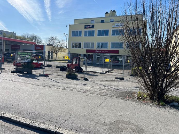 Area scoperta direttamente sulla Bodenseestraße e sulla stazione della S-Bahn – Foto 4