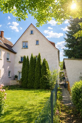 Einfamilienhaus - Romantischer Altbau mit Stil und großem eingewachsenem Garten zum Selbstausbau – Rückseite 