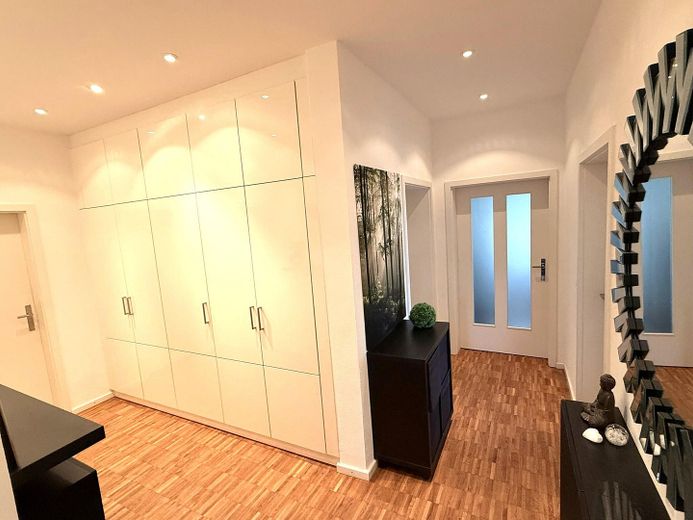 Großzügige 2-Zimmer-Wohnung, hochwertige Einbauküche, Innenstadt, Südbalkon – Flur