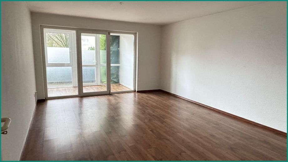 DREIFAMILIENHAUS IM STADTZENTRUM VON REMSCHEID - 2 WOHNEINHEITEN VERMIETET - MÖGLICHKEIT ZUM EIGENNUTZ – Sehr viel Platz in der Wohnung im Erdgeschoss auch im Wohn-Esszimmer mit...