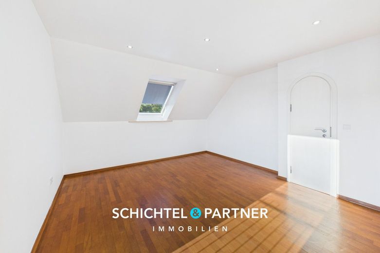 Uphusen | Seltenes Wohn- und Geschäftshaus mit Parkhof und Autohalle – S&amp;P | Schlafzimmer