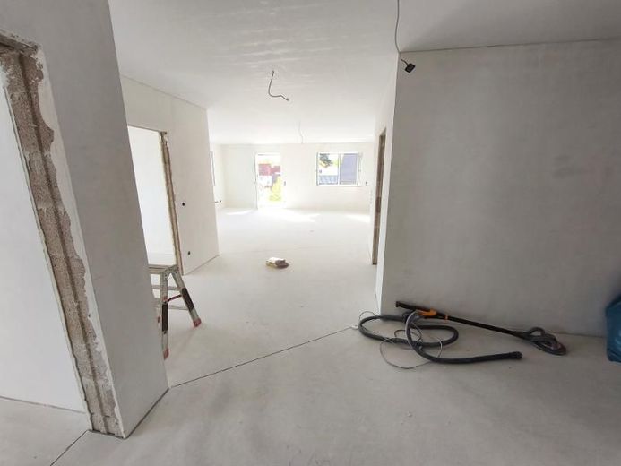 4 Zi. Wohnung (Nr. 7) im OG mit Balkon – Wohnen / Essen / Küche mit Zugang zum Balkon Bild 2