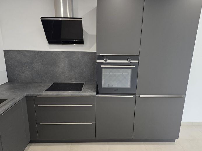 ++TOP komplett neu renovierte 2 ZKB++neue Einbauküche++Balkon++Parkett – Foto 9