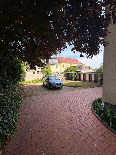 Hochparterrewohnung mit Balkon – 1,5 Zimmer in Fürstenwalde – Hof mit Garten