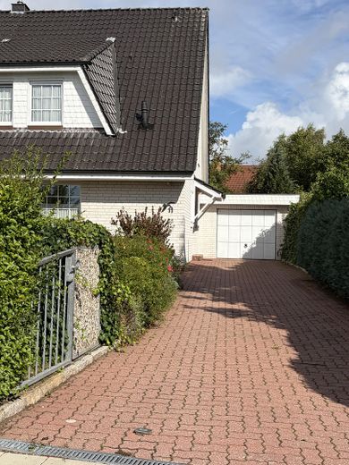 Exclusief wonen op een toplocatie in Lübeck - 160 m² woonoppervlakte op 777 m² eigen grond – Grundstücks-Auffahrt