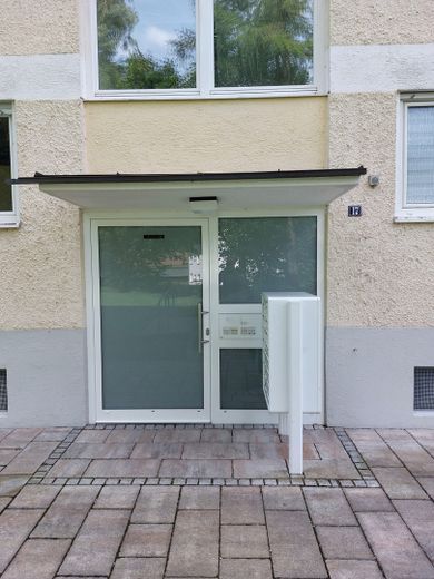 світла 1-кімнатна квартира на першому поверсі площею 35 м² у тихому місці, Kochel am See, am Lainbach 17 – Hauseingang