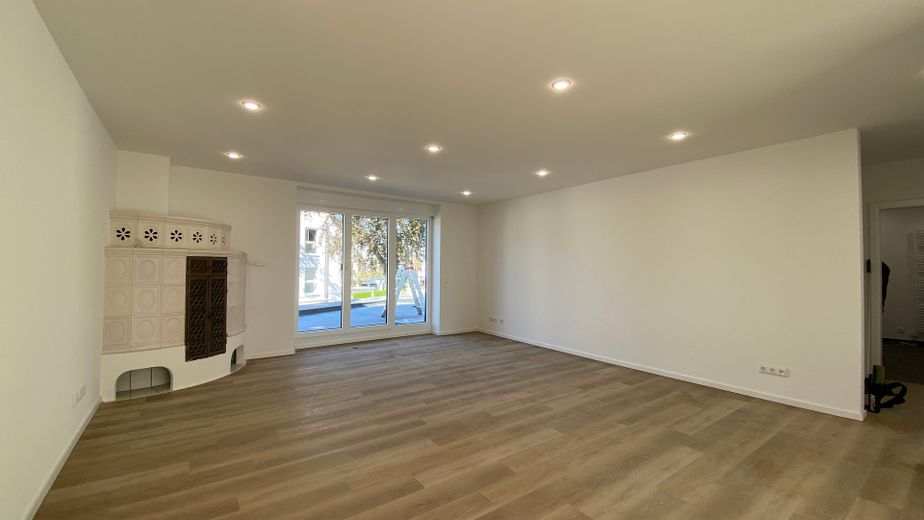 4-Zimmerwohnung in Traumlage mit Kachelofen, Balkon, Dachterrasse, Gästebad und Garage – Wohnzimmer mit Kachelofen