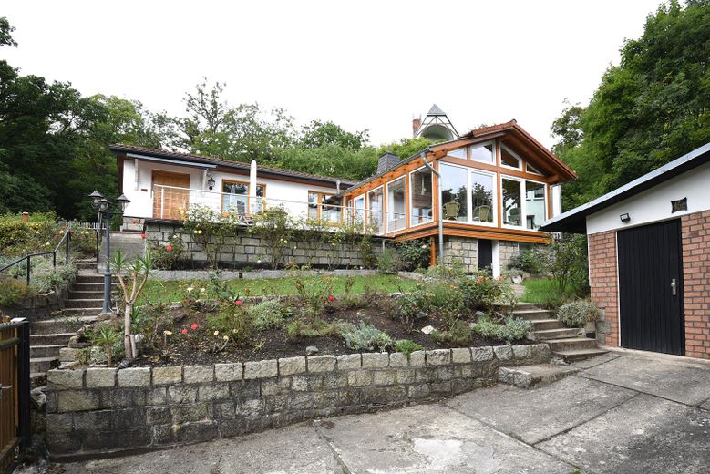 Mały dom jednorodzinny w stylu bungalow – mit Teilansicht Garage 