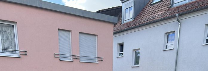 Die halbgeöffneten Rollos 