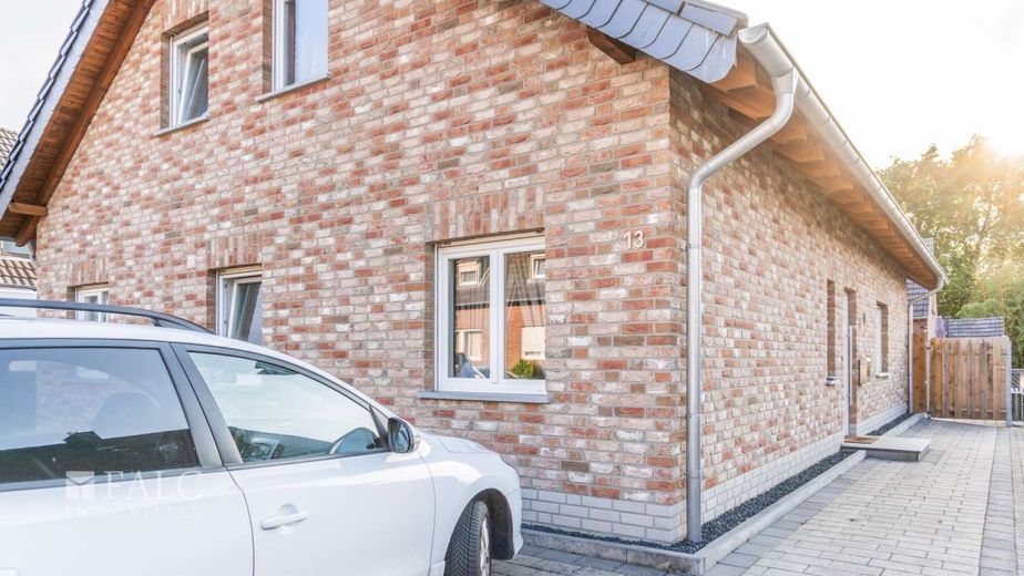 Charmantes Einfamilienhaus mit hochwertiger Küche! – Außenansicht