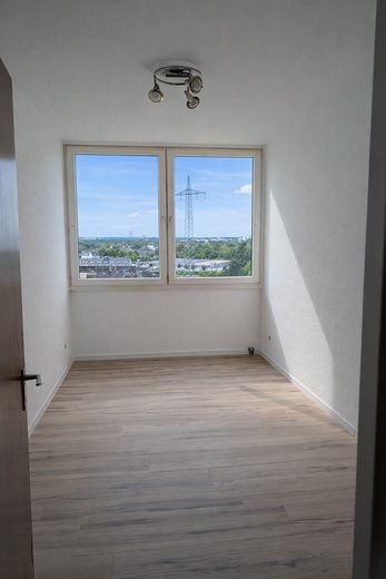 4-pokojowe mieszkanie na najwyższym piętrze, garaż podziemny, 2 windy, WC dla gości, loggia z dalekim widokiem – Foto 8