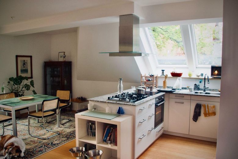 Helle ruhige Wohnung im Park mit großem Süd-West-Nord-Balkon – Küche Essbereich