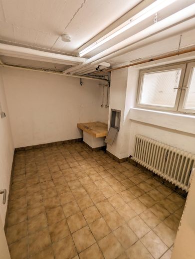 Rosenheim’de merkeze yakın bahçeli ve garajlı ikiz ev, komisyonsuz – Waschraum
