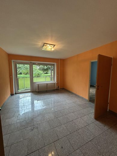 Helle 3,5-Zimmer-Wohnung mit Küche, Balkon & Stellplatz – Wohnzimmer