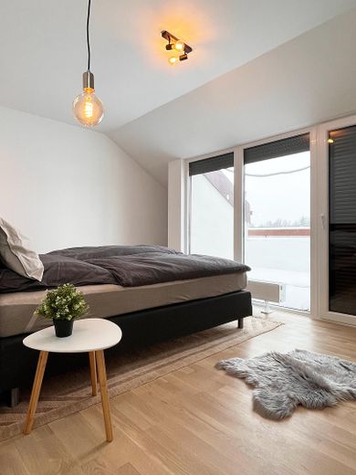 Modern, stilvolles Penthouse  mit guter Anbindung an die Münchner Innenstadt und Augsburg – Hauptschlafzimmer