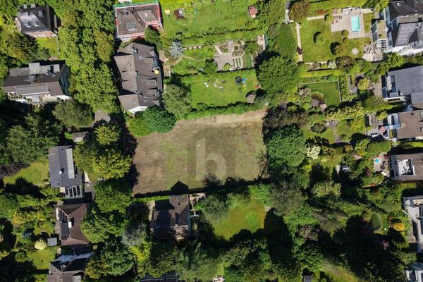 OPORTUNIDAD RARA EN UNA EXCLUSIVA ZONA DE VILLAS