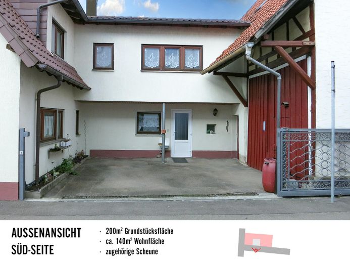 Haus mit großer Scheune: Wohnen, Werkstatt & Hobby unter einem Dach – Hofblick mit offenem Tor