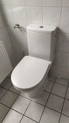 Helle 86 m² 3 Zimmer Wohnung mit Balkon & Keller in Hachenburg Krankenhaus – Badezimmer (WC)