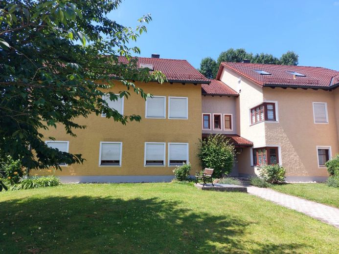 Wunderschöne Dachgeschosswohnung mit viel Platz im Herzen von Ruhstorf – Hausansicht