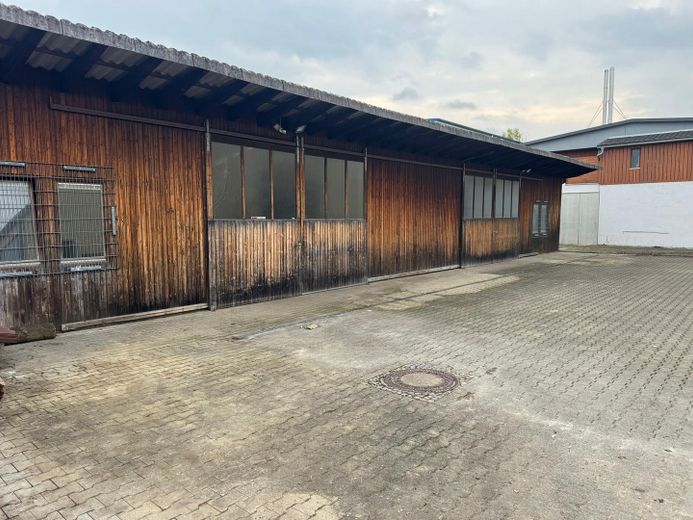 Kleine Halle mit Hofraum