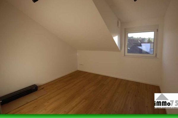 Apartamento de 3,5 habitaciones en alquiler en Illingen-Schützingen: vivienda moderna en primera ocupación con cocina equipada