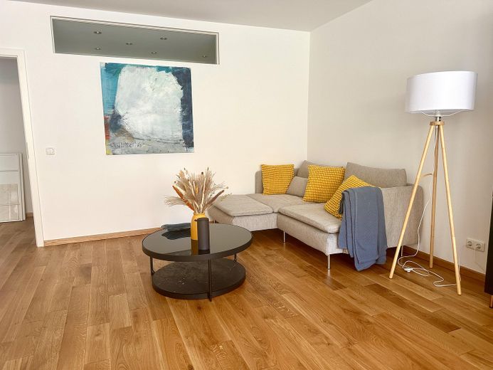 Zentrale & kernsanierte 3-Zimmer-Wohnung mit Loggia und Blick ins Grüne (befristet) – Wohnzimmer